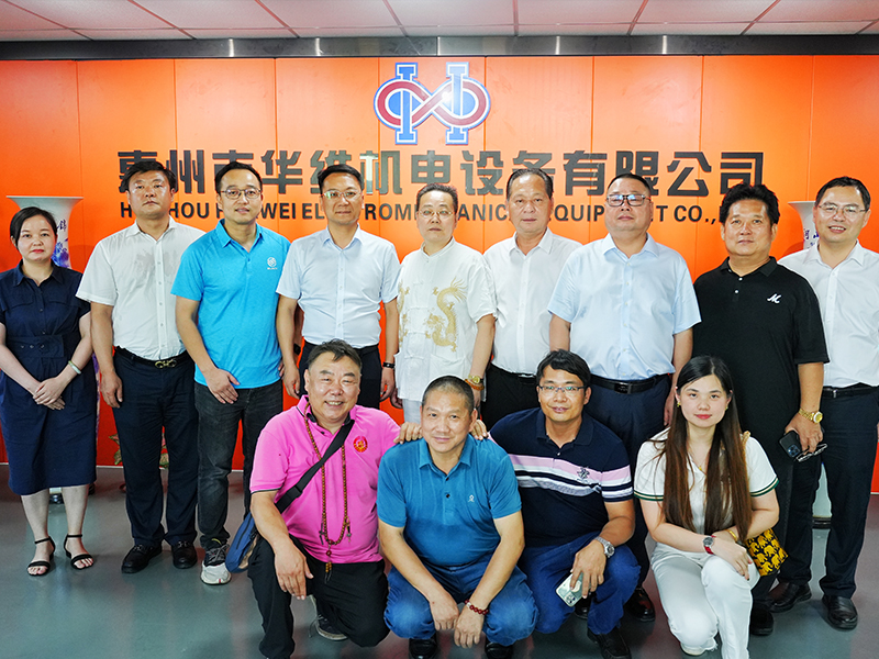 湘潭(tan)縣(xian)委(wei)副(fu)書記、縣(xian)人民(min)政(zheng)府(fu)縣長(zhang)王利及領(ling)導一行(xing)蓡觀郃(he)影(ying)